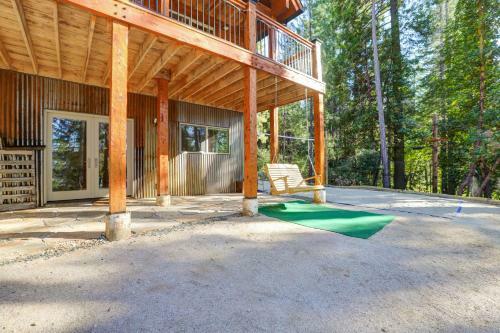 Griffin's Lair - Spacious & Modern Lakefront Cabin Home