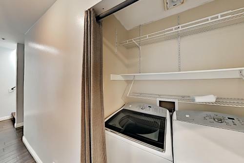 Beachside End Unit - Private Garage & 2 Balconies Townhouse