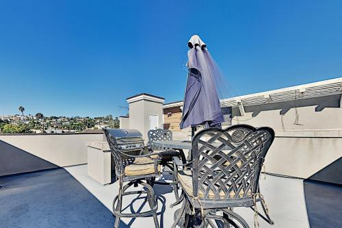 Chic Pacific Beach Townhome With Rooftop Deck Townhouse