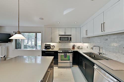 Apartamento Upscale West End Hideaway - Walk To Downtown Condo