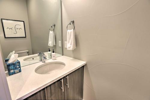 Townhome With Rooftop Deck Walk To Mile High!