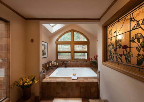 Bed & Breakfast Romantic Riversong Inn