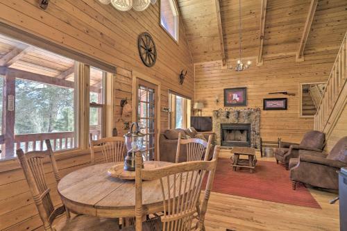 Log Cabin With Mountain Views About 30mi To Pikes Peak