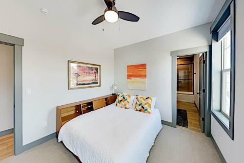 End-unit At Eagle Ridge - Mountain Views & Hot Tub Townhouse