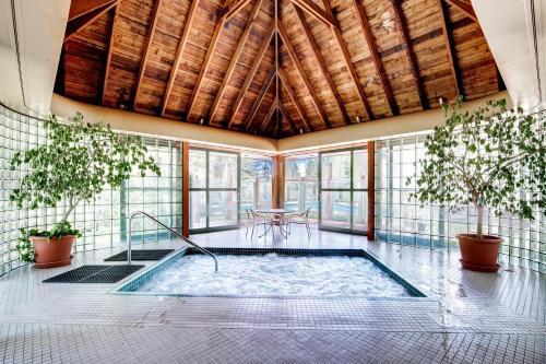 Gorgeous Keystone Abode With Hot Tub And Grilling Area