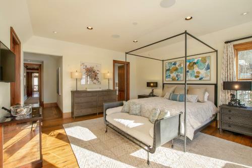 Lorian 4 - Luxurious Ski-in Ski-out Forest Condo