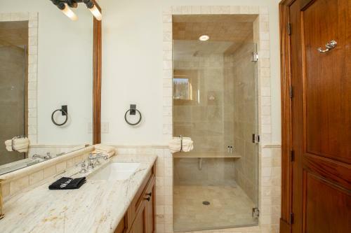 Lorian 4 - Luxurious Ski-in Ski-out Forest Condo
