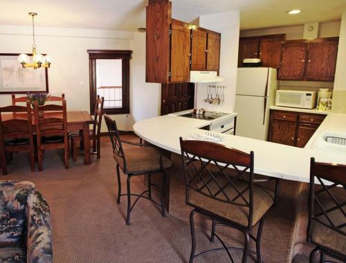 Apartamento Resort Style Condos With Contemporary Mountain Elegance