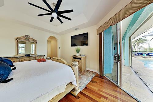 Canal-front Home - Pool & Hot Tub - Private Dock Home