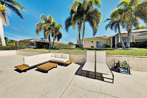 Canal-front Villa - Pool, Dock, Direct Gulf Access Home