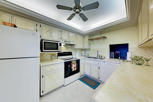 Apartamento Waterfront Serenity - Canal-view Retreat - Pool, Dock Duplex
