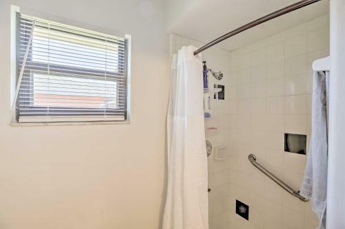 Canalfront Cape Coral Getaway With Boat Lift!