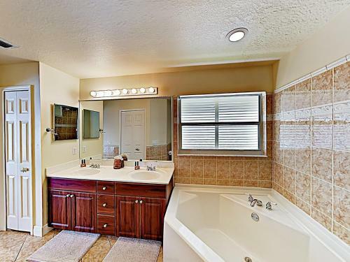 Riverfront Paradise With Caged Pool, Hot Tub & Dock Home