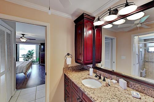 Large Lakefront Oasis With Private Pool & Dock Home