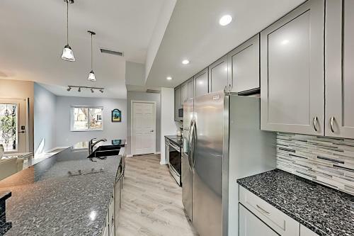 Remodeled Escape - Central To Beaches, Restaurants Home