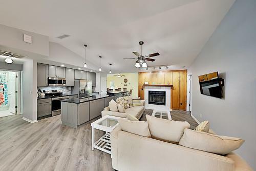 Remodeled Escape - Central To Beaches, Restaurants Home