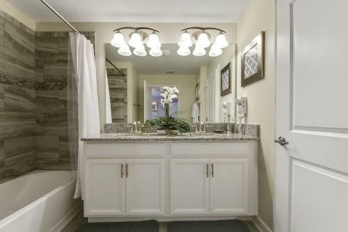 Modern 4 Bed 3 Bath Townhome In Championsgate Golf Resort