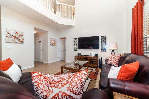 Beautiful 6 Bedroom Pool Home With Spa
