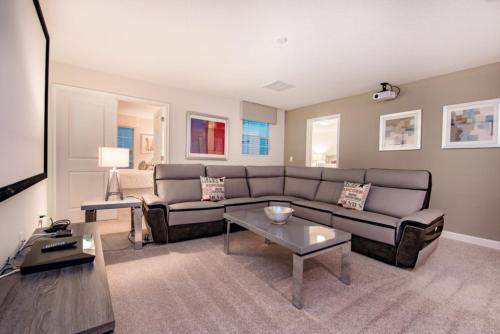 Nine-bedroom Villa 9000