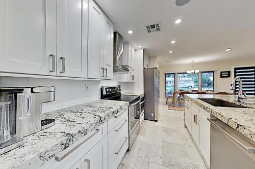 Tropical Smart Home - Heated Pool, Outdoor Kitchen Home