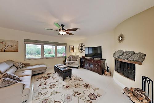 Steps To Beach! Heated Pool, Spa & Chef's Kitchen Home