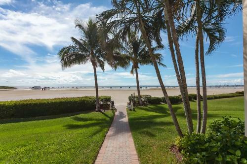 Apartamento Sandarac B610, 2 Bedrooms, Pool Access, Beach Front, Sleeps 4