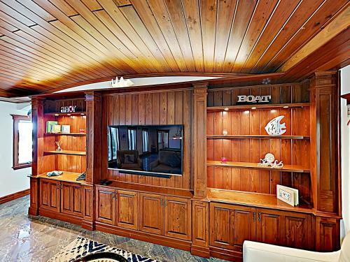 Canal-front Dream With Private Pool, Spa & Dock Home