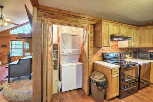 Private Ellijay Cabin With Deck, Fire Pit And Amenities