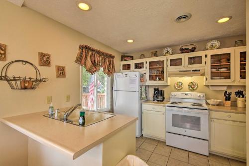 Townhome With Fire Pit, Lake View, Pets Welcome!