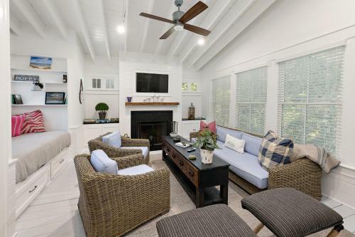 1052 Village Oals Lane