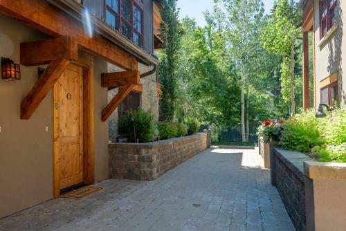 Upscale 3 Bedroom Timbers Condo, Walk To Town