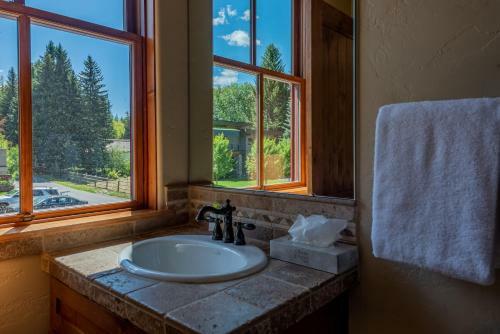 Upscale 3 Bedroom Timbers Condo, Walk To Town