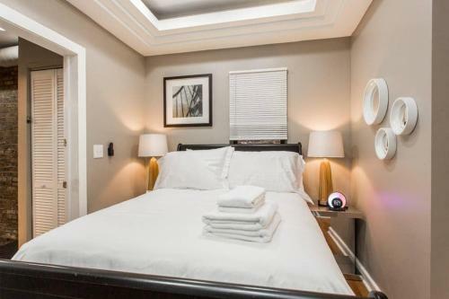 4 Bedroom, 2 Full, 2 Half Bath South Side Greystone Townhome