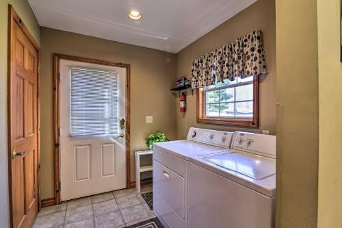 Private Family Home With Deck And Forest Views!