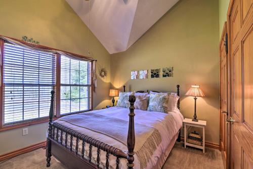 Private Family Home With Deck And Forest Views!