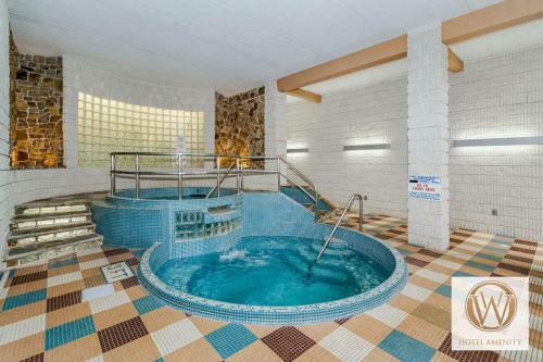 708h - Lakefront Studio Condo With Private Balcony, Free Wifi!