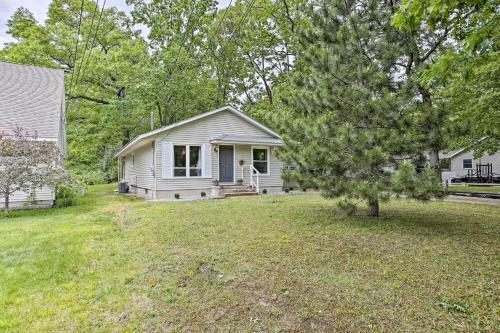 Charming Home With Deck, 2 Mi To Lake Michigan!