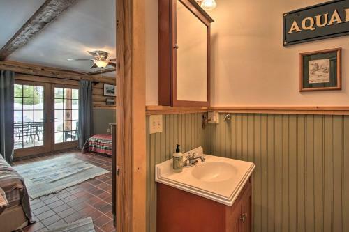 Waterfront Conway Lake Cabin With Deck And Fire Pit!