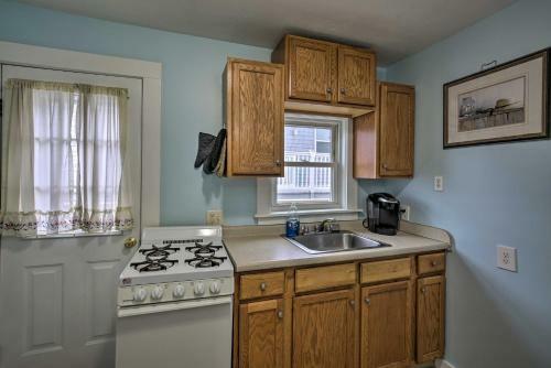 Ocean-view Apartment - Walk To Cafes And Beach!