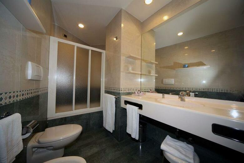 Mokinba Hotels King