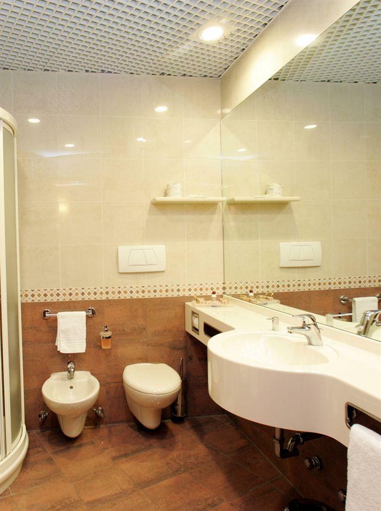 Mokinba Hotels King
