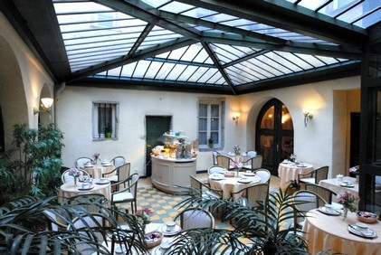 Le Phenix Hotel