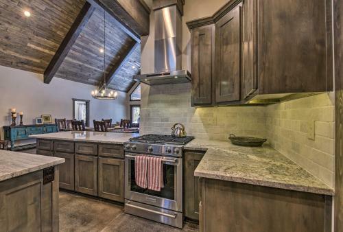 Custom Mountain Home Views, Hot Tub And Fire Pit!