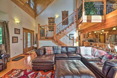 Grinning Bear Lodge With Deck, 5mi To Resort!