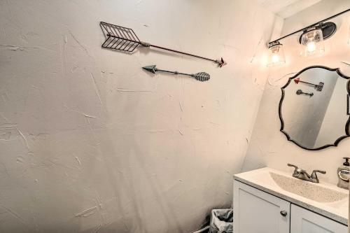Quirky, Secluded Ruidoso Cabin 18mi To Ski Apache