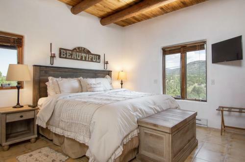 New Listing! Luxe Compound On 5 Acres - Sleeps 20! Home