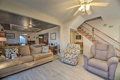 Charming Retreat With Water View, Walk To Downtown