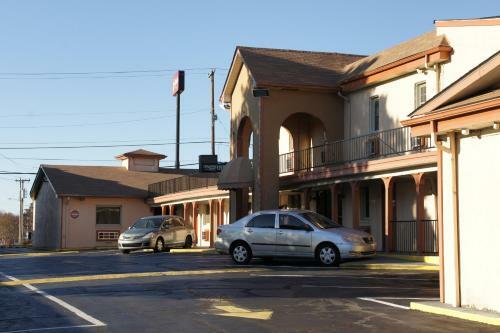 Hotel Royalinn & Suites