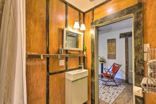 Apartamento Renovated Riverfront Retreat With Deck And Views