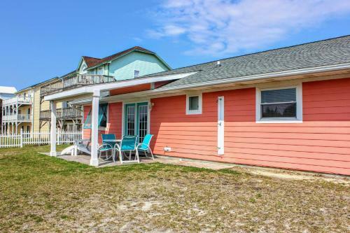 Colorful Emerald Isle Home, Walk To The Beach